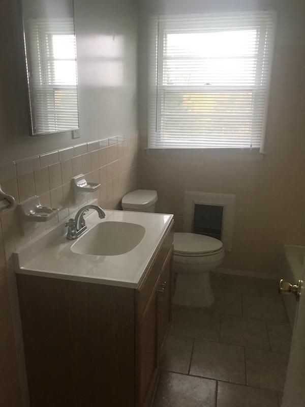 Building Photo - Unit A