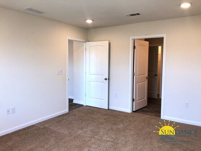 Foto del edificio - Lovely 4 Bedroom Newer Construction Home in Redstone Commons