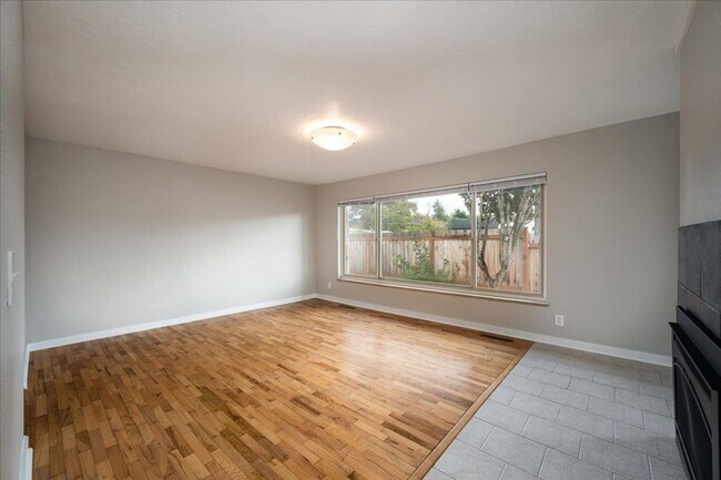 Building Photo - MOVE IN SPECIAL! 3 Bed 2 bath home with of...