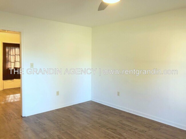 Foto del edificio - 2821 Clarendon Avenue Northwest - 1