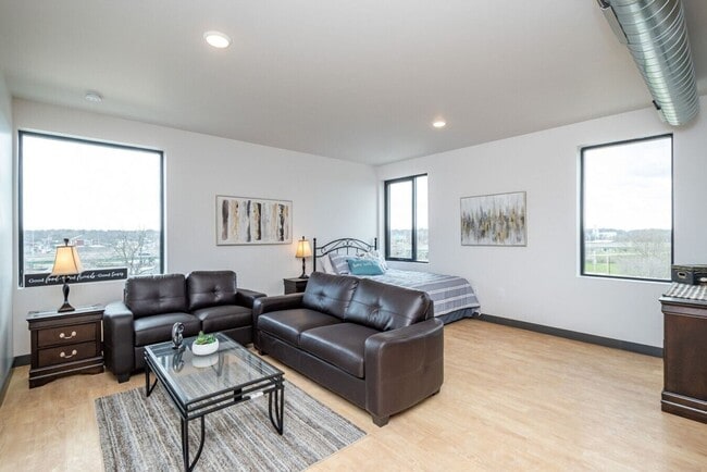 Interior Photo - 245 Kingston Cedar Rapids