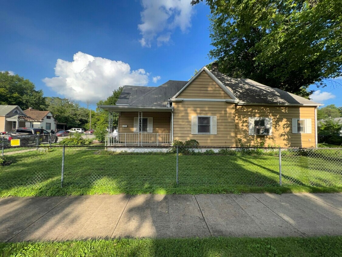 Foto principal - 403 E Division St