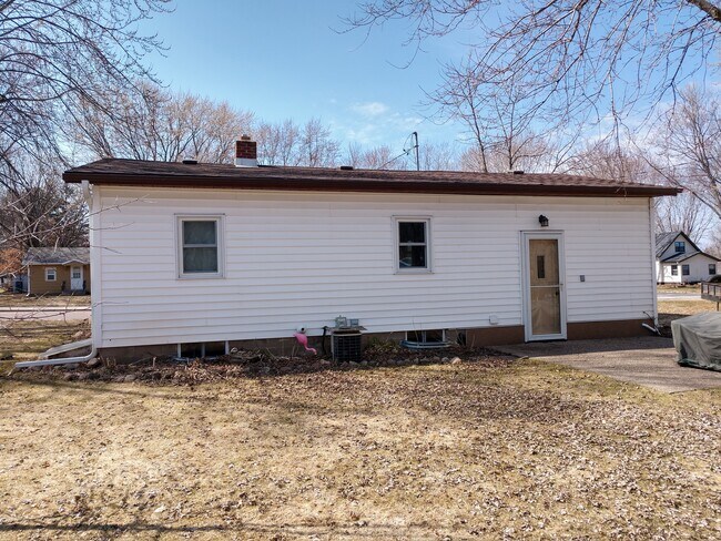 Building Photo - Neat, Clean and Cozy 2 bedroom Rambler