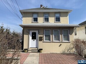 Building Photo - 487 Summit Ave