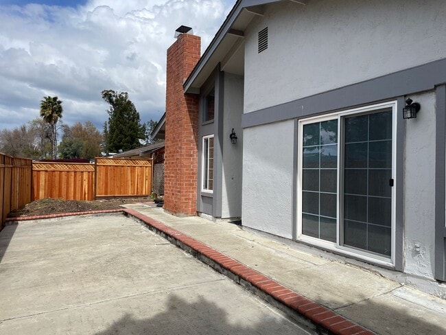 Building Photo - Blossom Valley Home