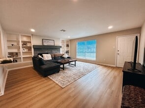 Building Photo - 9332 Derrik Dr