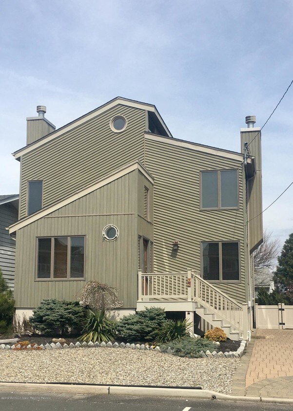 Primary Photo - 13 Virginia Ave