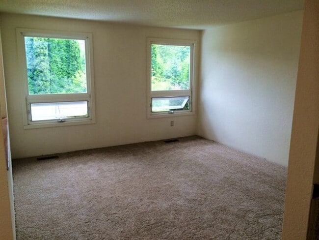 Building Photo - Preleasing Now: Large 6 bed/2 bath home!