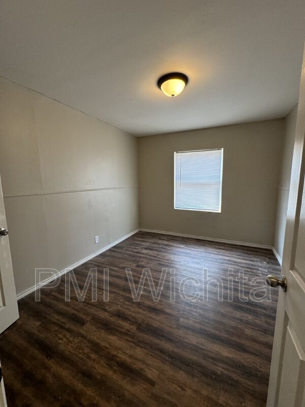 Building Photo - 824 S Water St