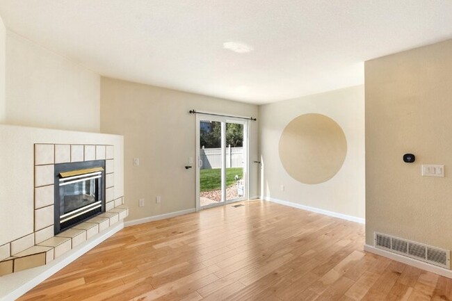 Building Photo - Charming 2-Story Townhome in Rockrimmon | ...