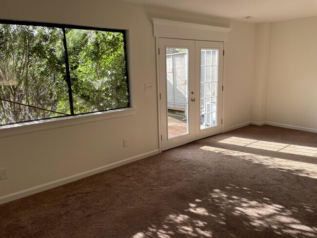 Building Photo - 132 Woodlake Dr