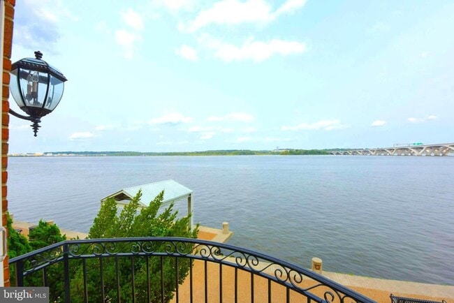 Building Photo - 700 Kahn Pl