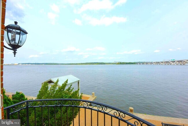 Foto del edificio - 700 Kahn Pl