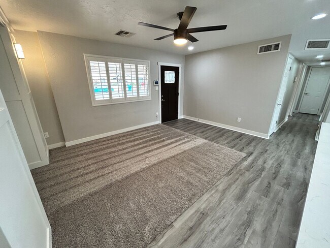 Building Photo - Heavily Upgraded N. Phx 4/2 w/Pool + 1 Car...
