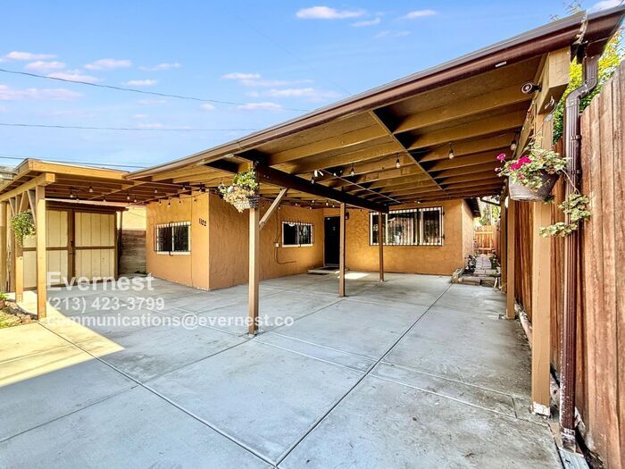Foto principal - Charming 3-Bedroom Home with Fenced Yard a...