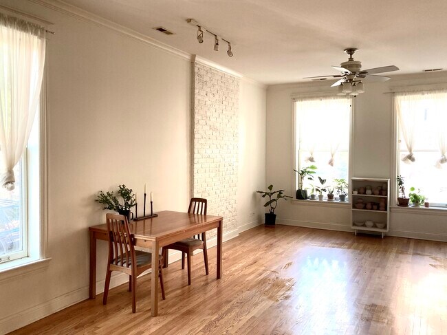 Foto del edificio - 924 N Hoyne Ave