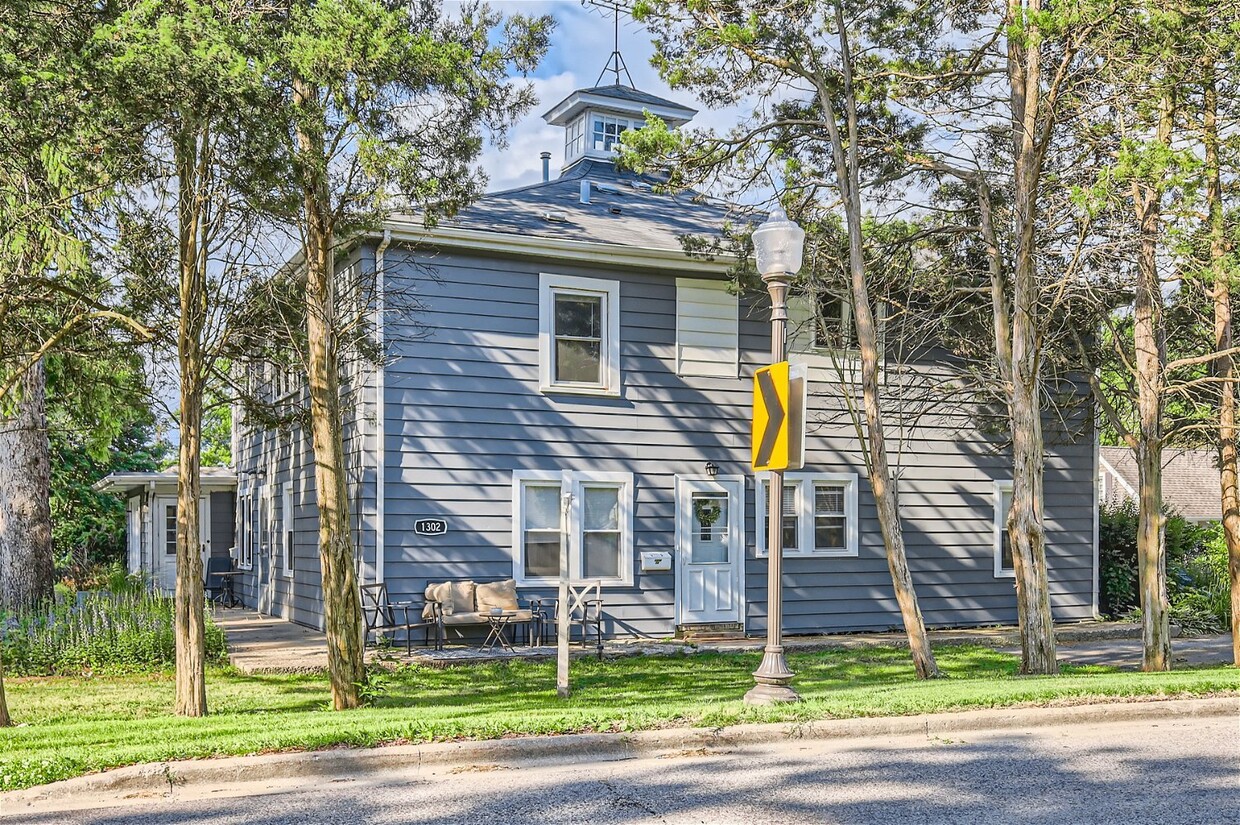 Primary Photo - 1302 W State St
