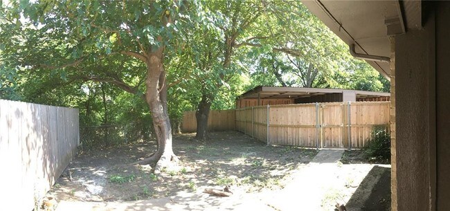 Building Photo - 1808 Camelot Cove