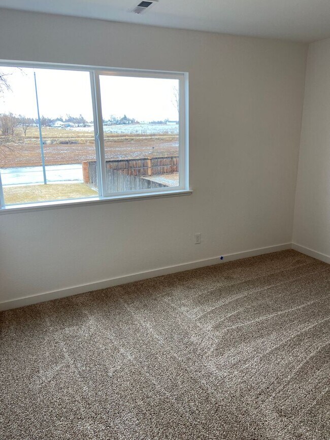 Building Photo - Renovated 3-bedroom, 2 full bath home is n...