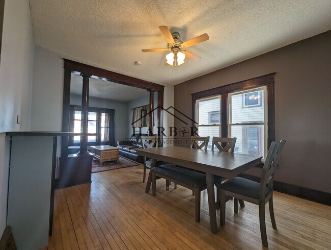 Building Photo - Charming single family home with beautiful...