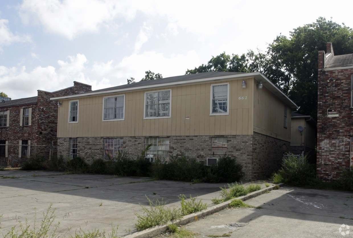 Primary Photo - 664 N Donmoor Ave