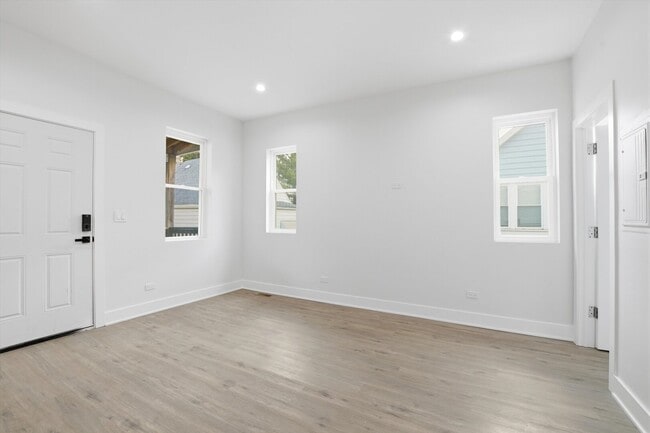 Building Photo - 3040 N Drake Ave