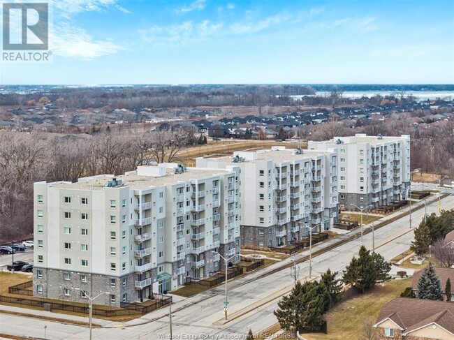 Building Photo - 1611 Banwell Rd