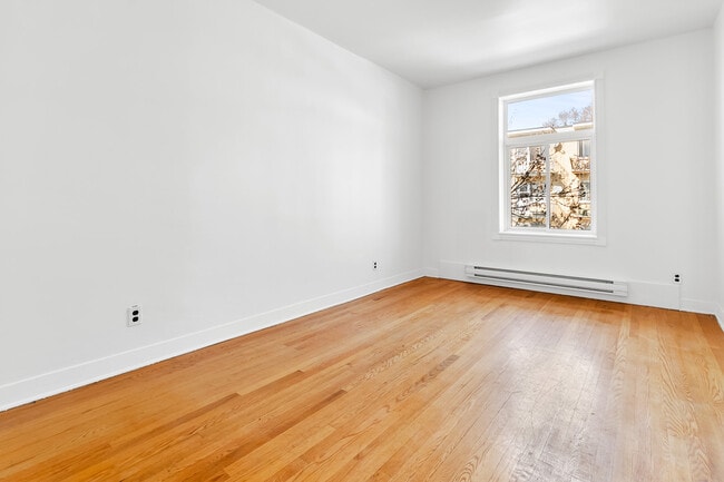 Building Photo - 6992 Av D'outremont
