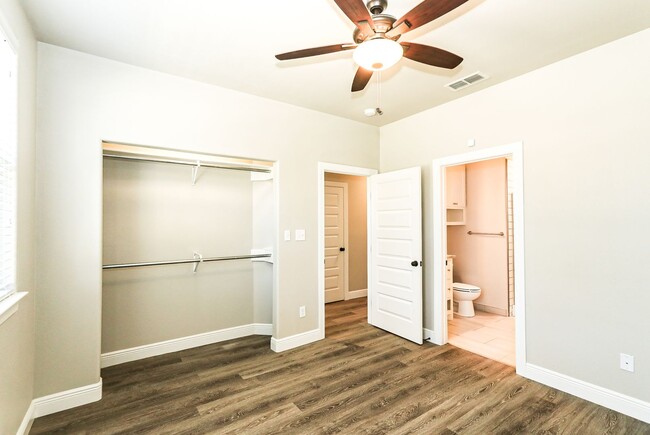 Building Photo - MOVE IN SPECIAL!! Modern 3-Bed, 3-Bath Tow...