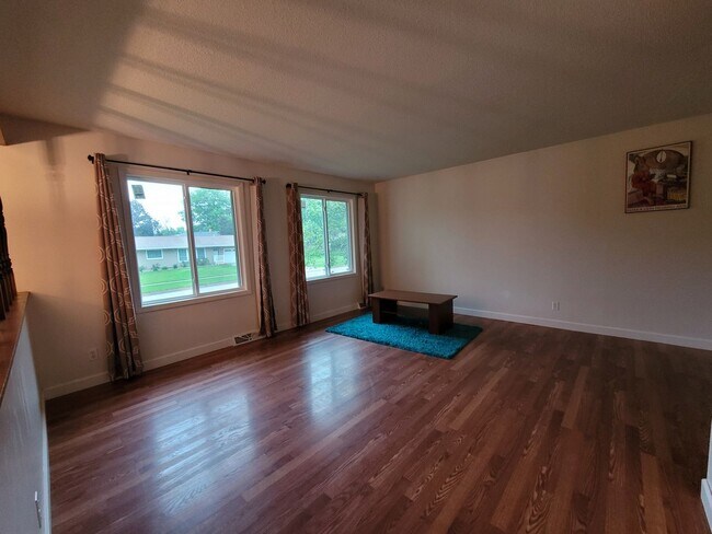 Building Photo - Coralville 4 bedroom 2.5 bath, 2 stall attached garage, fenced yard!