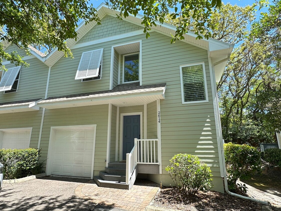 Primary Photo - Walk to the beach! Beautifully Remodeled! ...