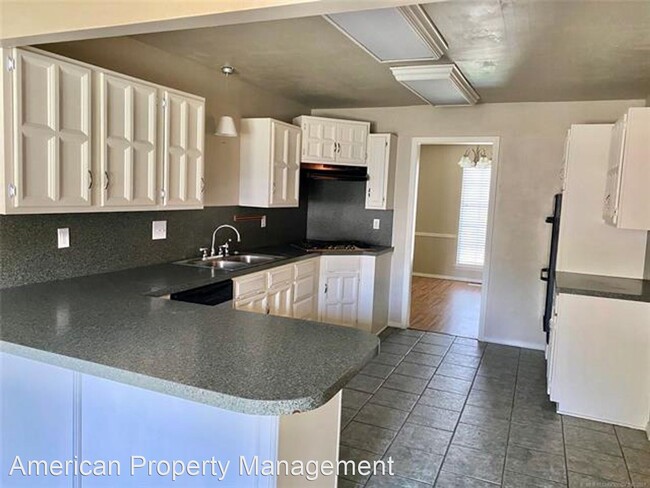 Building Photo - 4 br, 2.5 bath House - 2700 S Elder Ave