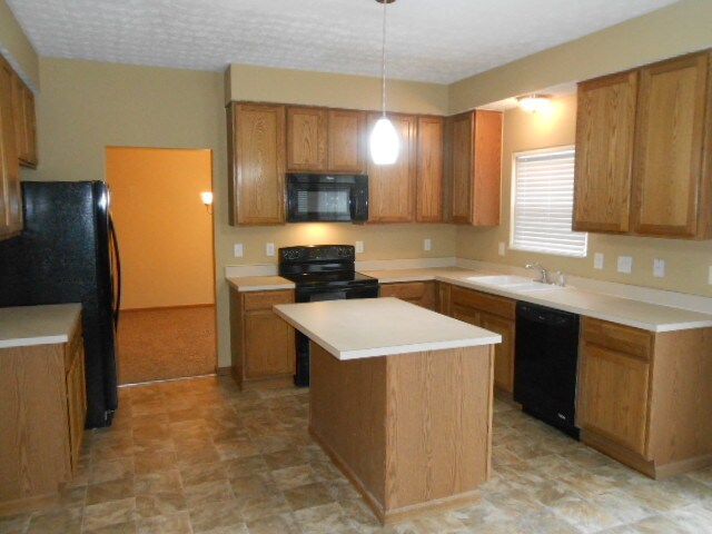 Foto del edificio - 8069 Lazelle Woods Drive