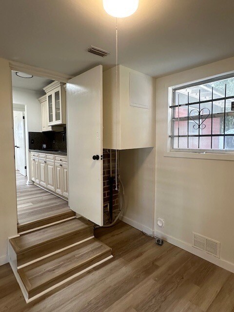 Building Photo - Charming Updated 3 Bedroom Home For Rent