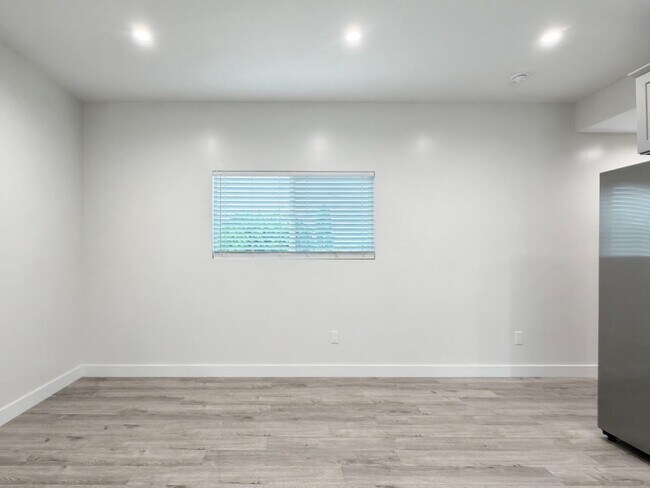 Foto del edificio - **5827 Eastbrook Ave Lakewood** Upstairs 1 bedroom 1 bath !! 2 weeks free OAC !!