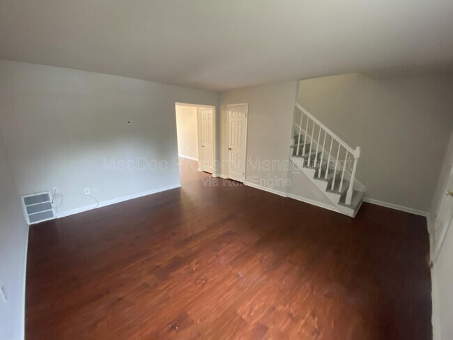 Foto del edificio - 719 Olde Greenwich Cir