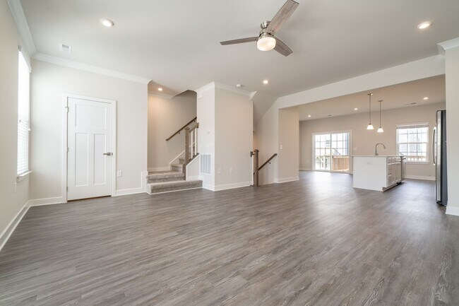Building Photo - Creekside Commons Townhome- Available Augu...