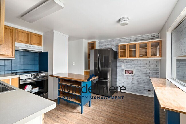 Building Photo - 4 bedroom 1.5 bathroom in the Heart of Oak...