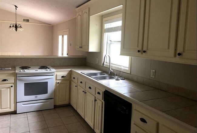 Building Photo - 451 Pemberton Dr