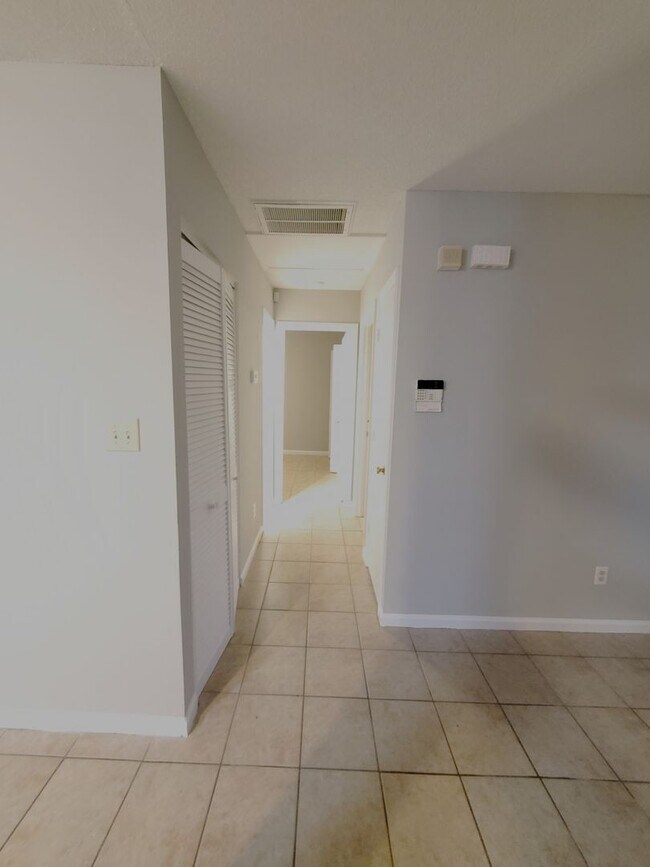 Foto del edificio - Beautiful 2 Bedroom 1 Bath Duplex Available for Rent in Charlotte, NC 28215