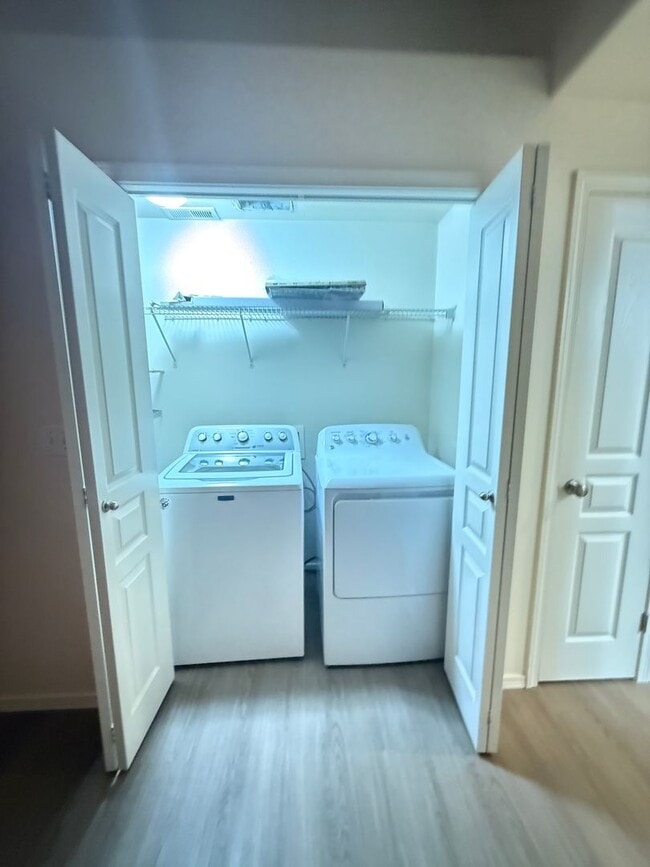 Foto del edificio - 2 bed 2 bath house. New flooring and fresh paint!!