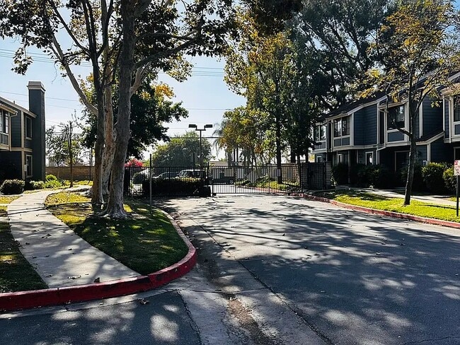 Foto del edificio - 8739 Pine Crest Pl