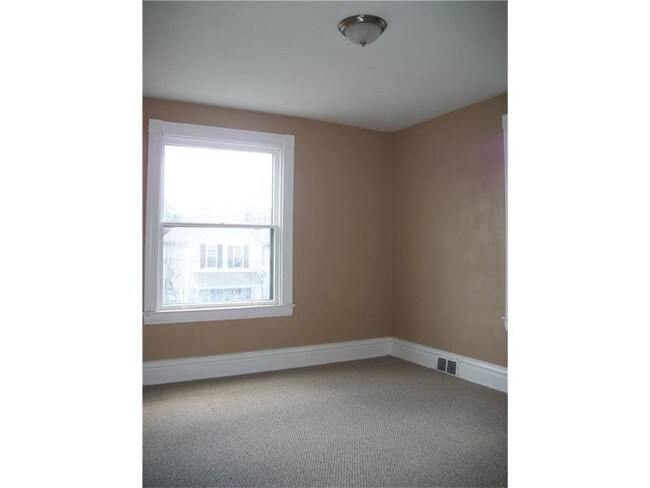 Interior Photo - 418 W North St