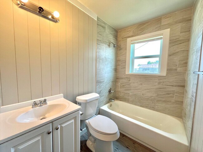 Foto del edificio - 2 Bedroom Home at Parkway and Cherry Point!