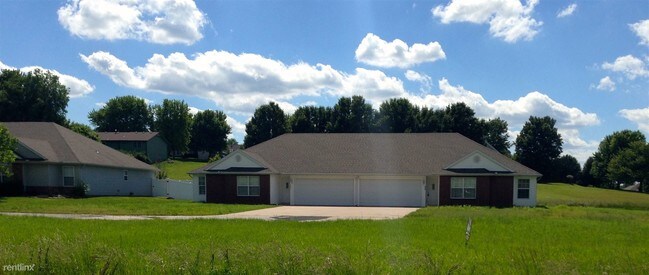 Building Photo - 2032 S Country Club Dr