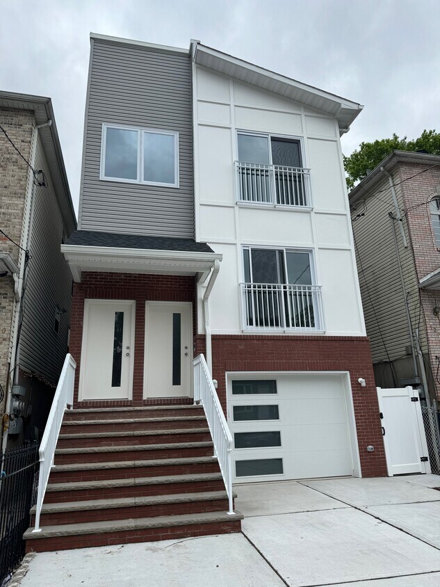 Outside view - 122 S 11th St