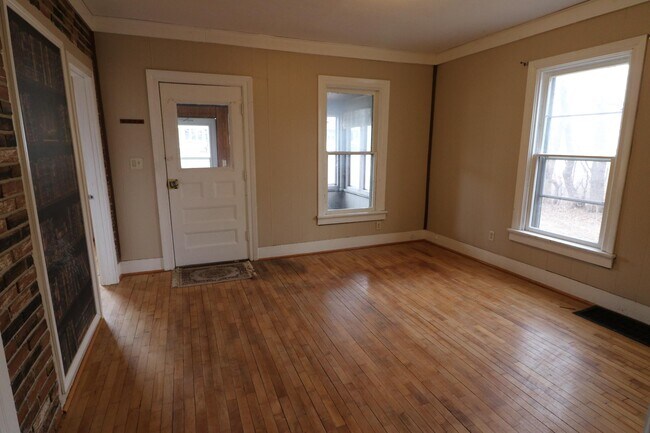 Building Photo - 637 Broad St