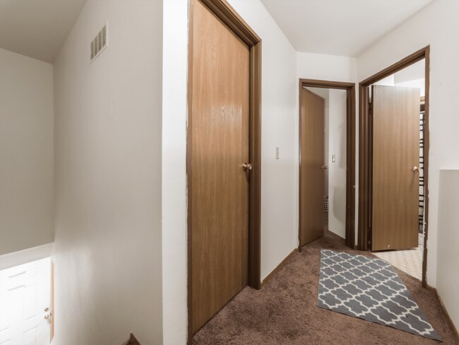 Building Photo - 822 Edgebrook Dr
