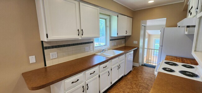 Foto del edificio - Beautiful home with attached garage and great yard!