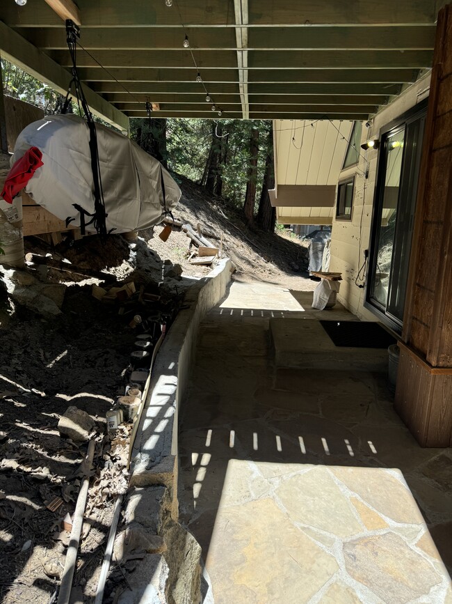 Building Photo - 875 Brentwood Dr